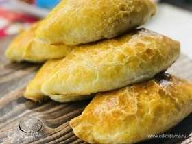 Мясные пирожки с капустой и специями