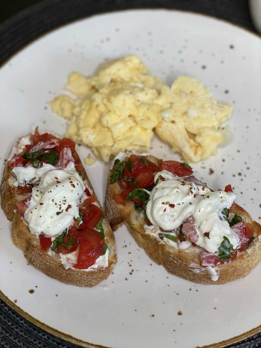 Завтрак с печеными яйцами и овощами