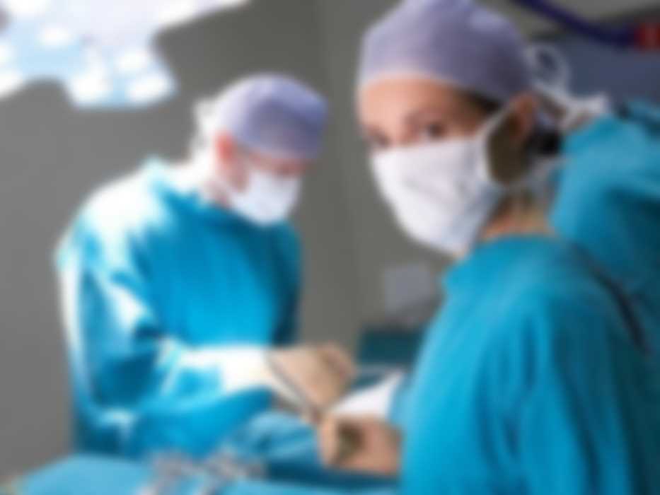 Прежде всего, важно учитывать фазу луны при выборе времени для операции. Например, операция, проведенная во время полнолуния или новолуния, может быть не самым лучшим вариантом, так как эти фазы луны считаются более напряженными и нестабильными. Лучше выбрать период между фазами, например, первую или последнюю четверть луны, когда энергии более сбалансированы.