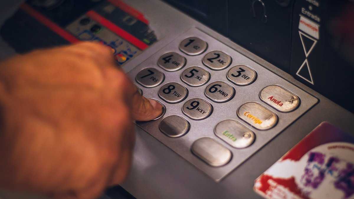 Как снять деньги если нет карты