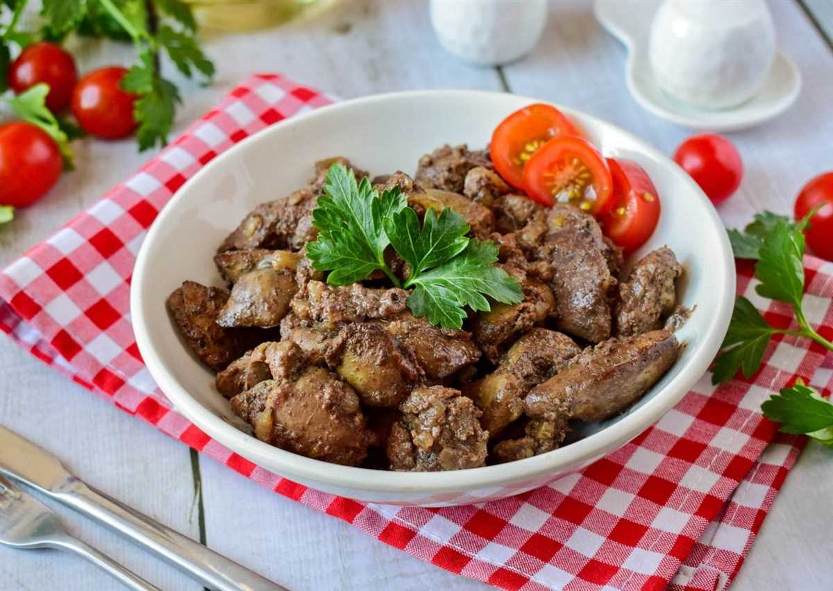 Подача и сервировка куриной печени с луком