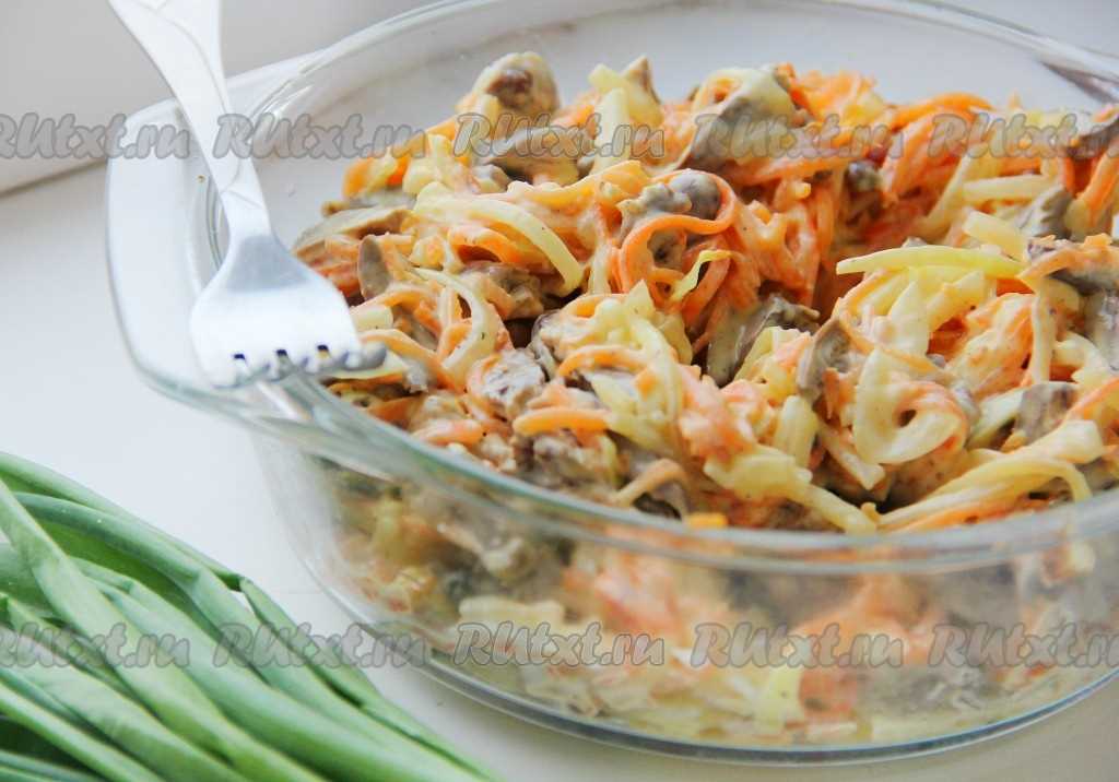 Салат с куриной грудкой и авокадо