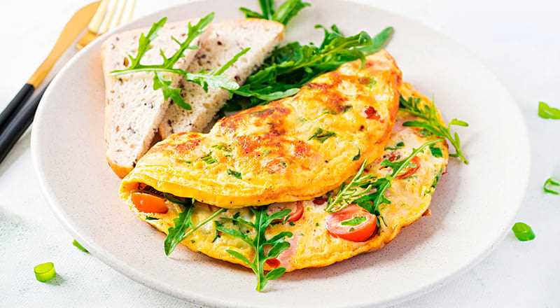 Рецепт легкой яичницы с овощами