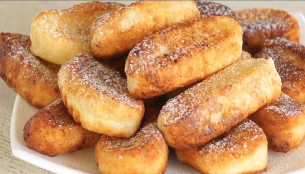 Творожные оладьи с медом и фруктами