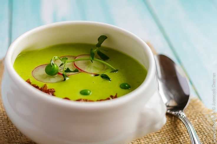Суп-пюре с зеленым горошком и песто