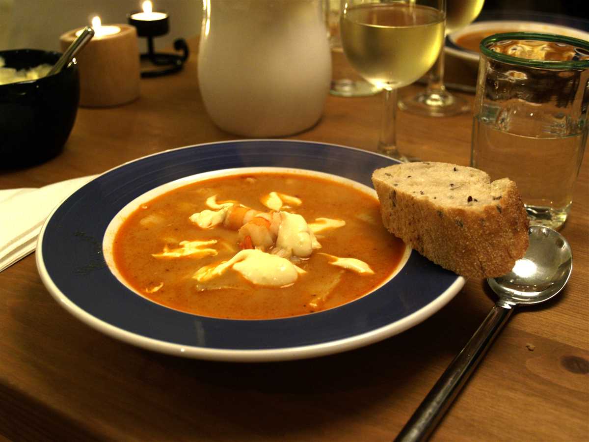 Примерный рецепт супа из лосося с карри и кокосовым молоком: