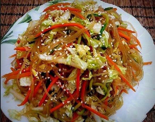Салат из морепродуктов с греческим орехом
