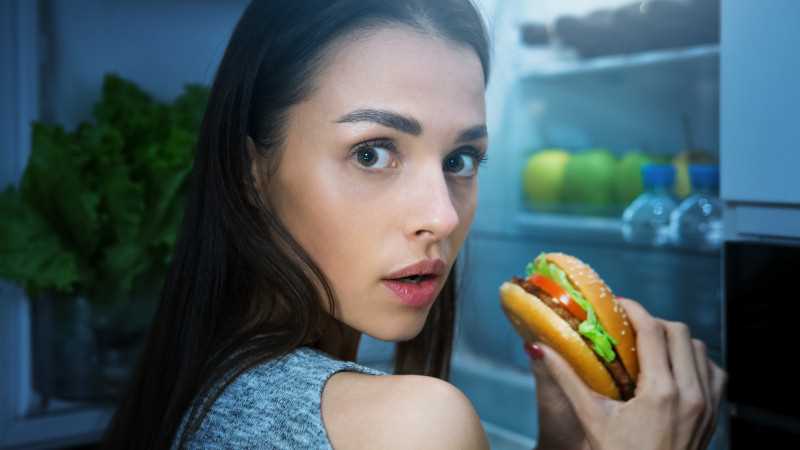 Связь между стрессом и аппетитом: почему все время хочется кушать?