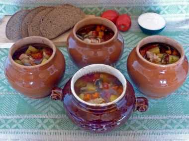 Морской суп с рыбой, морепродуктами и травами
