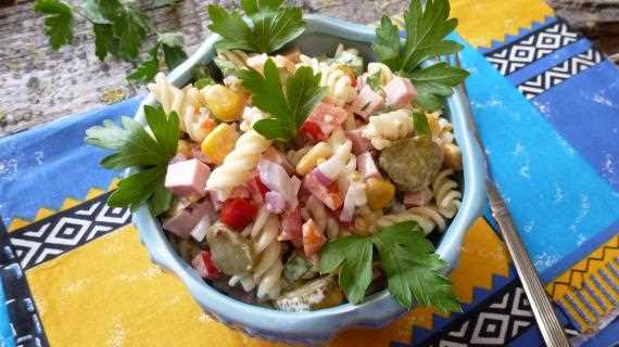 3. Салат с горчичным дрессингом, копченой колбасой и сыром