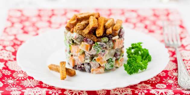 Горчично-сырный салат с копченым шпротами и огурцами