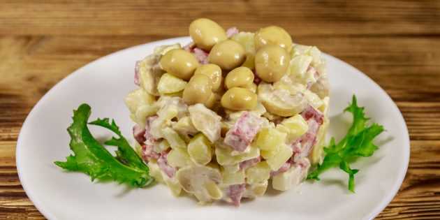 2. Салат с рукколой, горчичным соусом и копченой говядиной