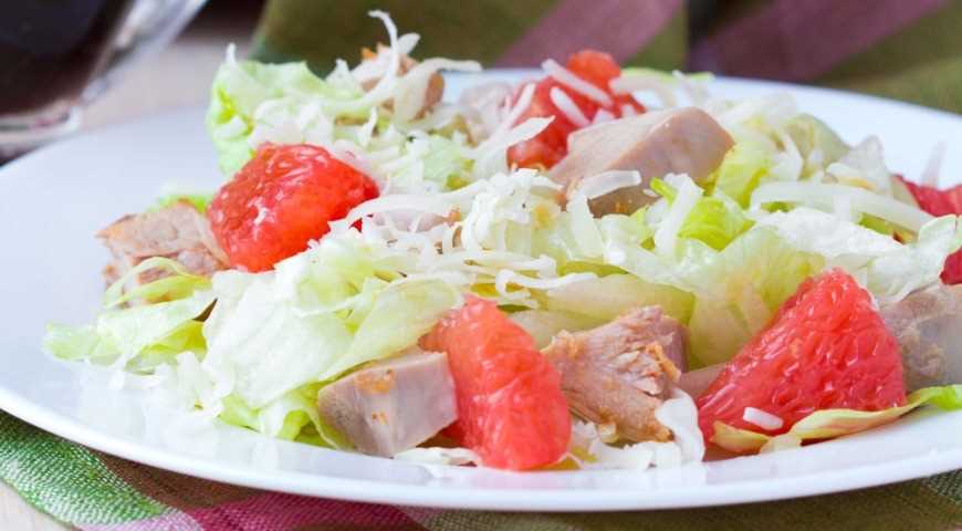 Классический салат с грейпфрутом и авокадо