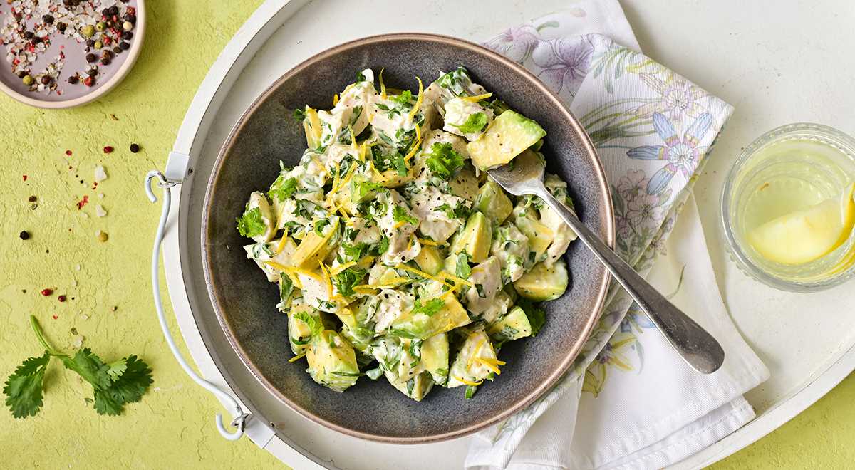 Салат «Авокадо-манго» с кукурузой и кинзой