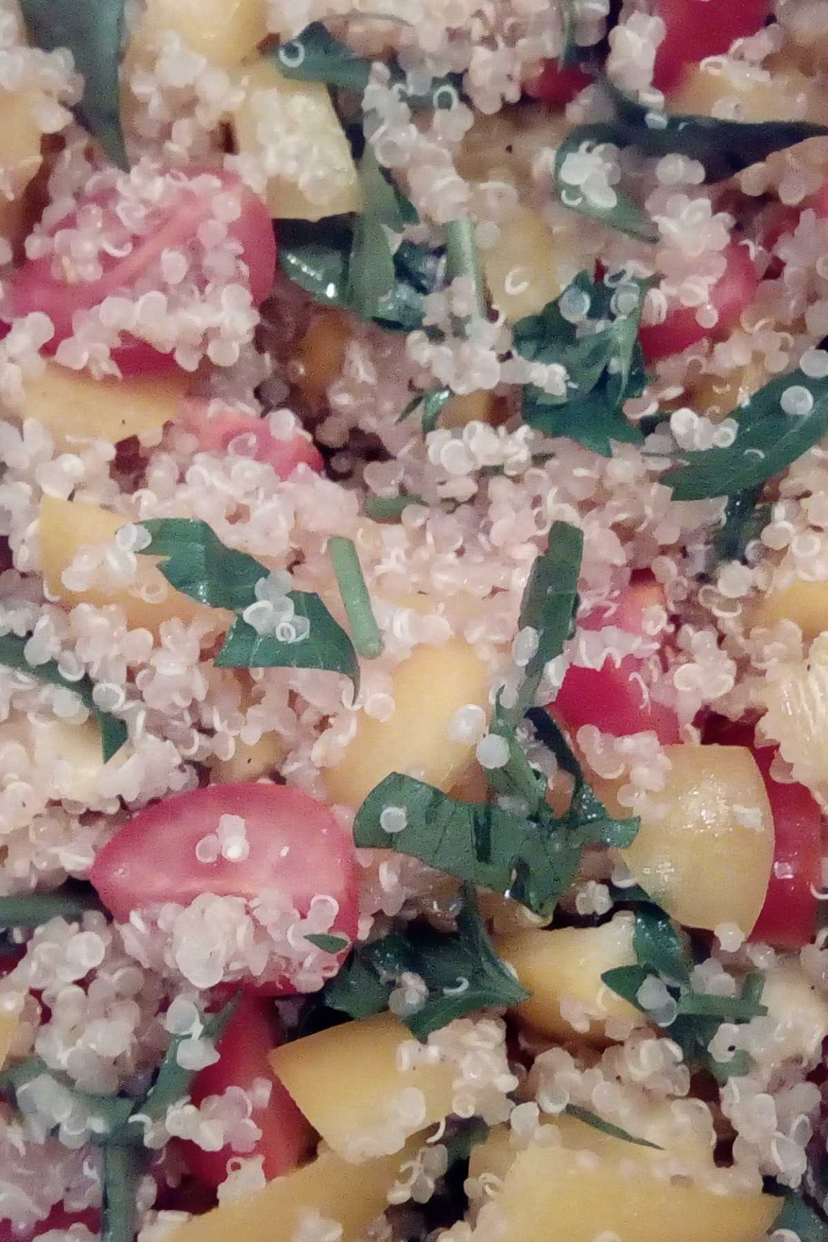 Примеры салатов с киноа и свежими фруктами: