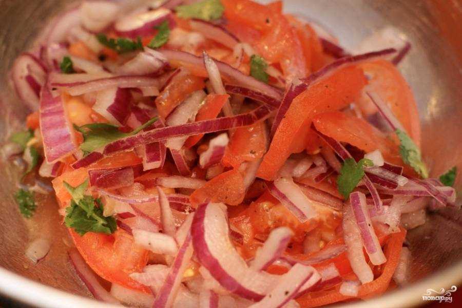 Салат с красным луком, рукколой и сыром фета