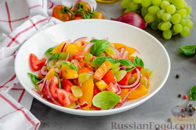 Салат с красным луком, огурцом и помидорами
