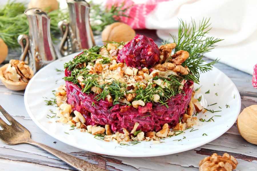 Вкусные салаты с орехами для разнообразного меню