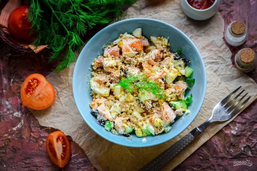 Классический греческий салат с грецкими орехами и оливками