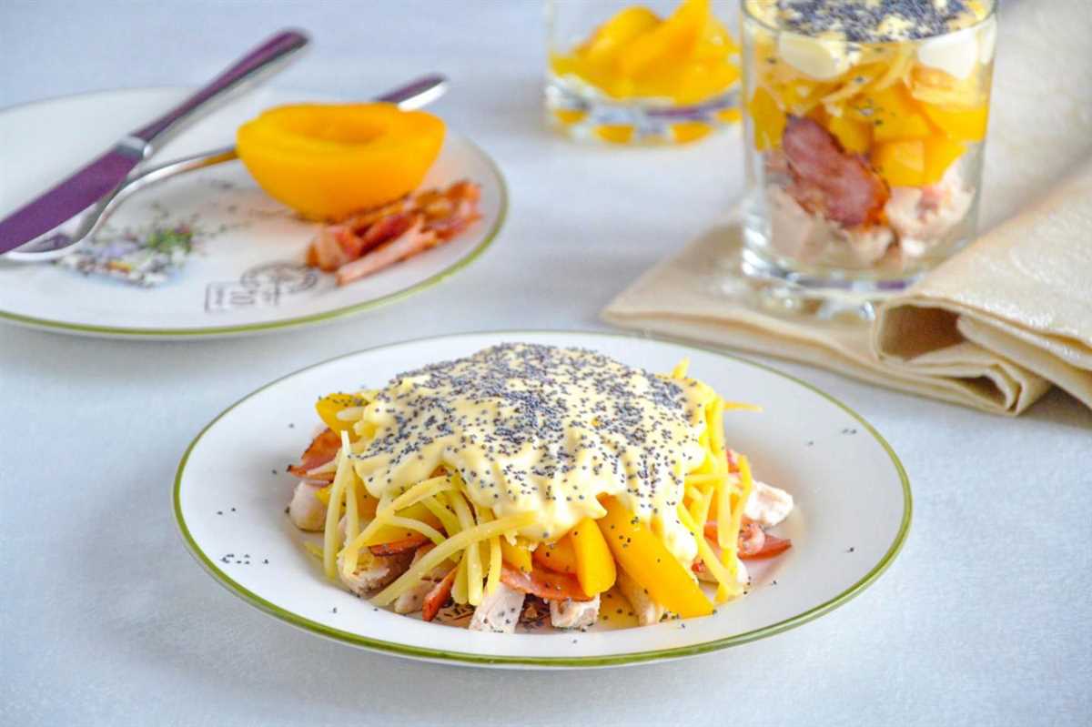 Салат с персиками, курицей и грецким орехом