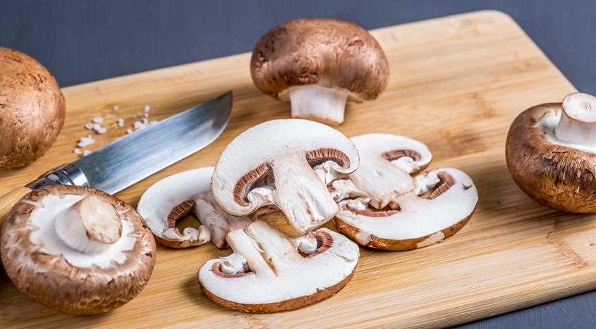 Как и сколько жарить отварные шампиньоны?