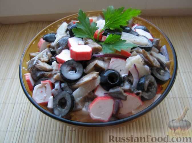 Салат с крабом и гречкой с овощами