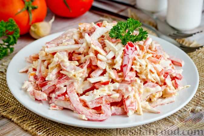 Салат с крабом и гречкой с томатами и зеленью