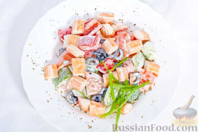 Салат с крабом и гречкой с огурцами и редисом