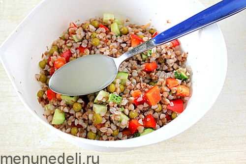 Классический салат с крабовыми палочками и гречкой