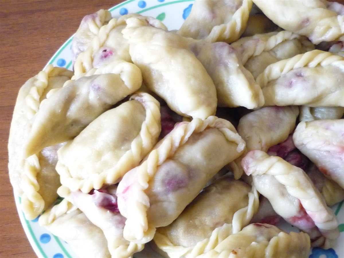 Как приготовить вареники с вишней